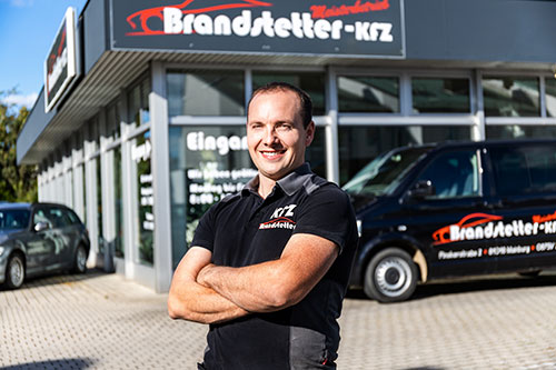 Georg Brandstetter vor seiner Werkstatt
