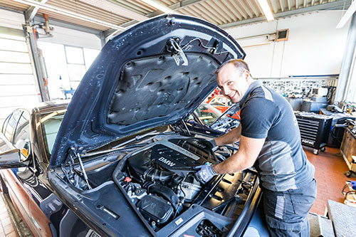 Kfz-Mechaniker bei der Arbeit